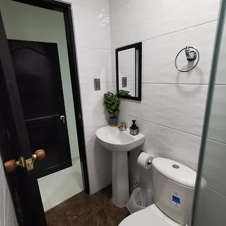 Con Banos Privado, Comparte Zona Social Guest house *