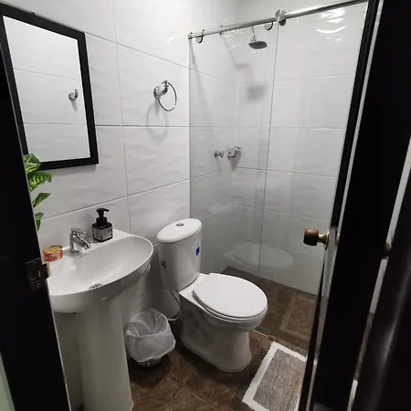 Con Banos Privado, Comparte Zona Social Guest house